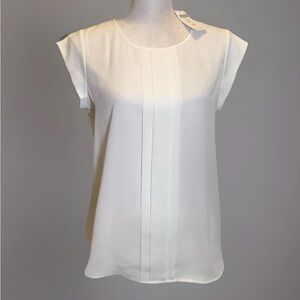 NWT Chicos Ivory Colored Cap Sleeve Blouse Size 0 Small Center Pleat
